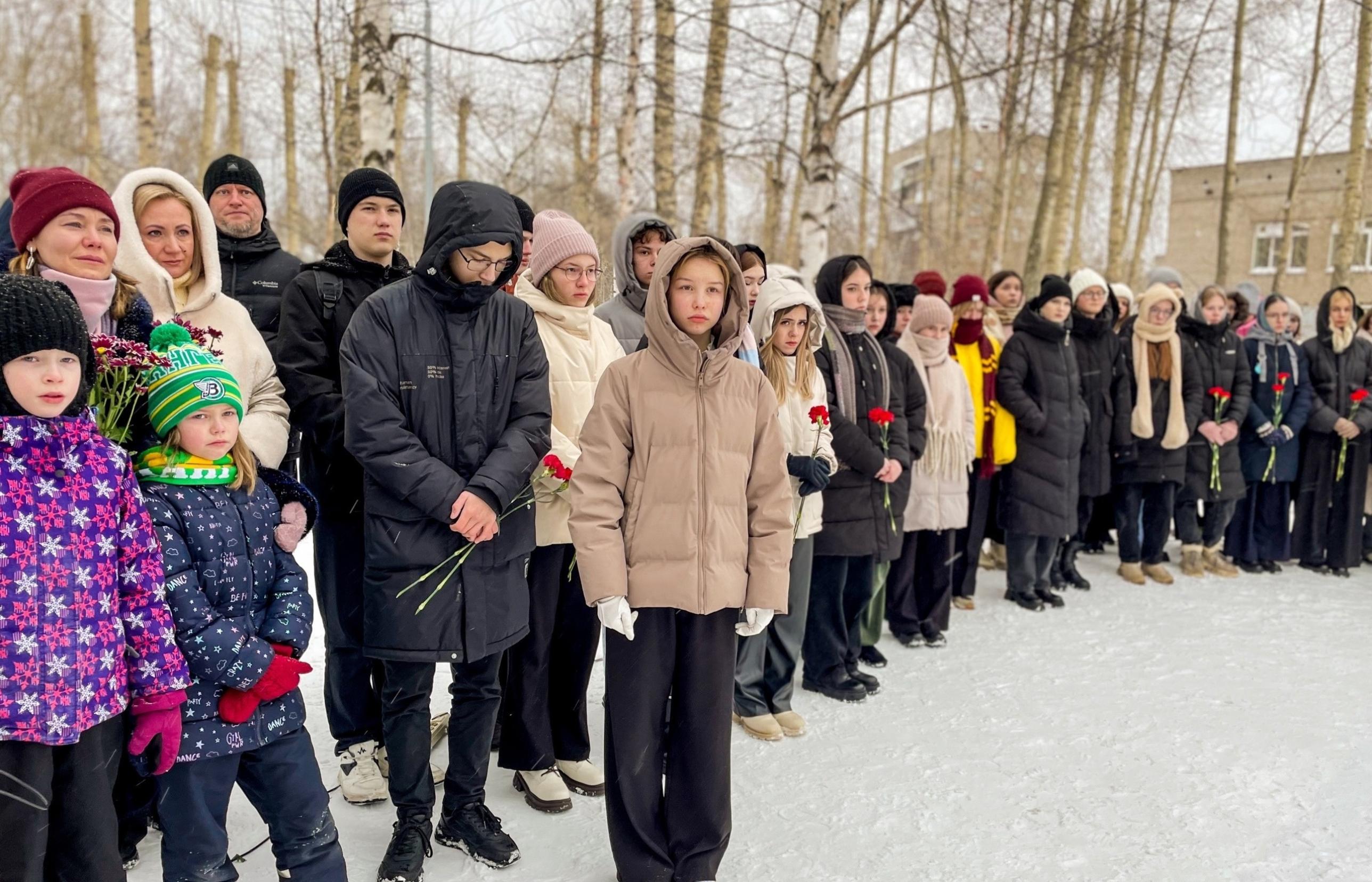 В Архангельске у школы № 26 открыли памятные стенды в честь погибших в зоне  СВО Виктора Кононова и Александра Сурина